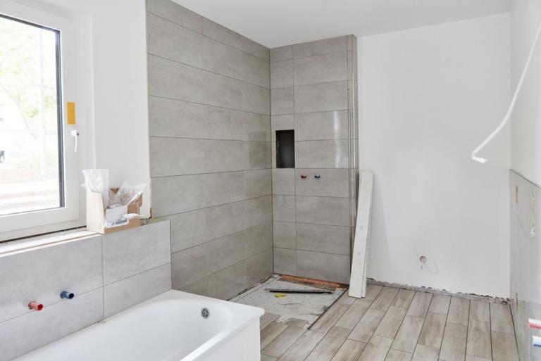 Une salle de bains réussie combine plomberie et étanchéité soignées.